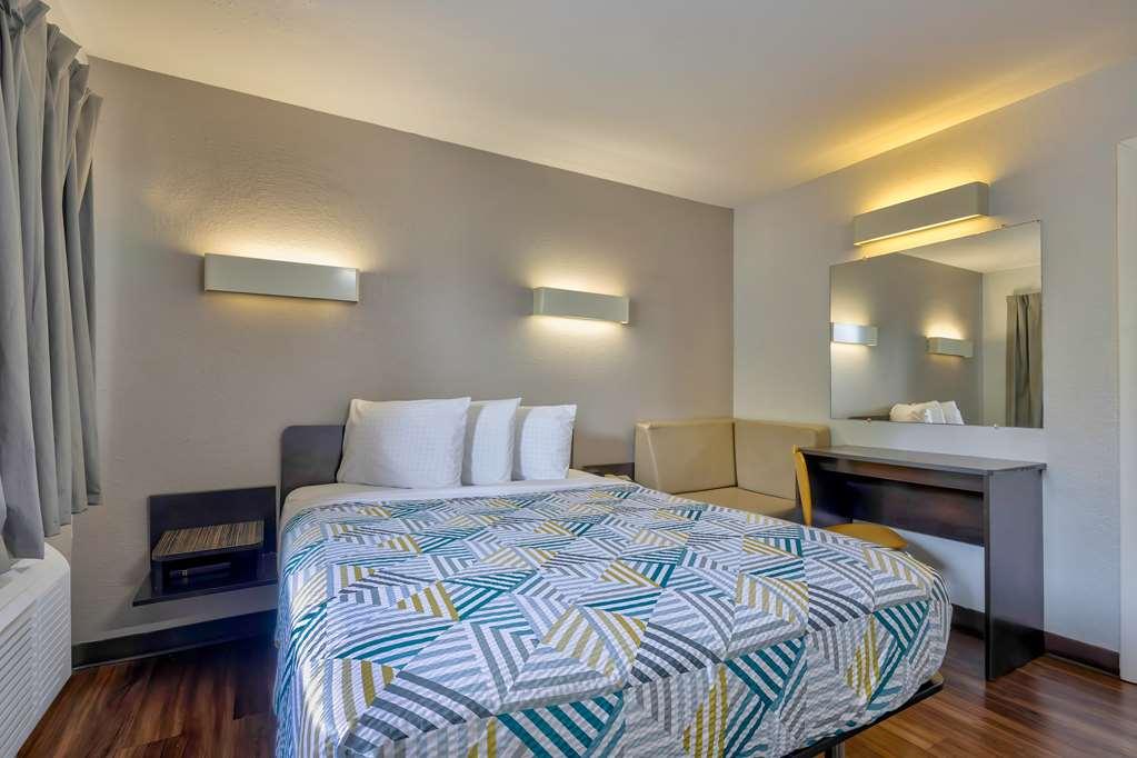 6-oshkosh, Wi Hotel 2*