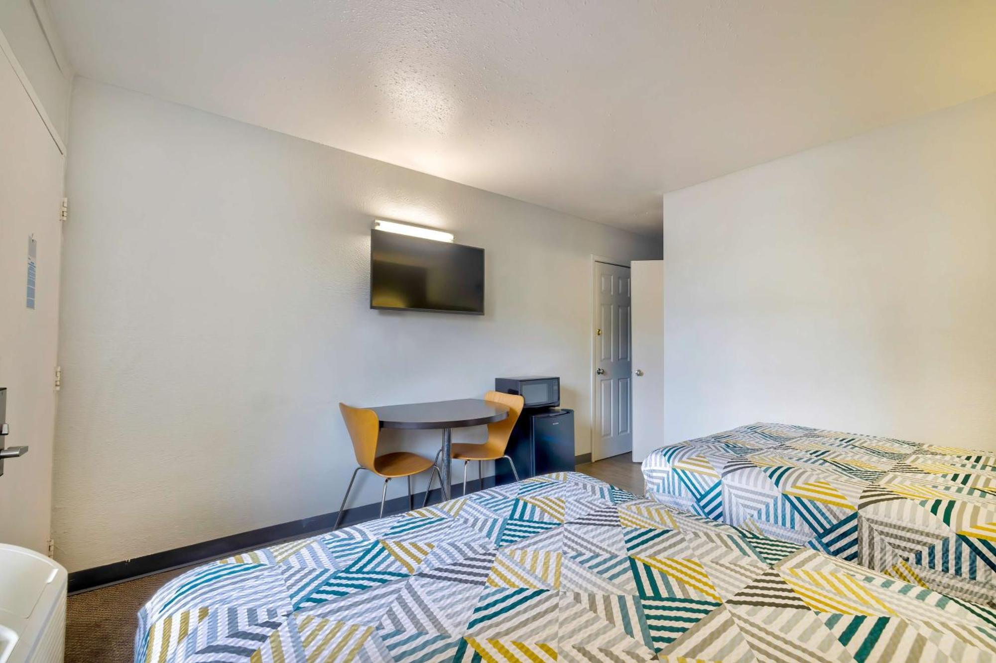 6-oshkosh, Wi Hotel 2*