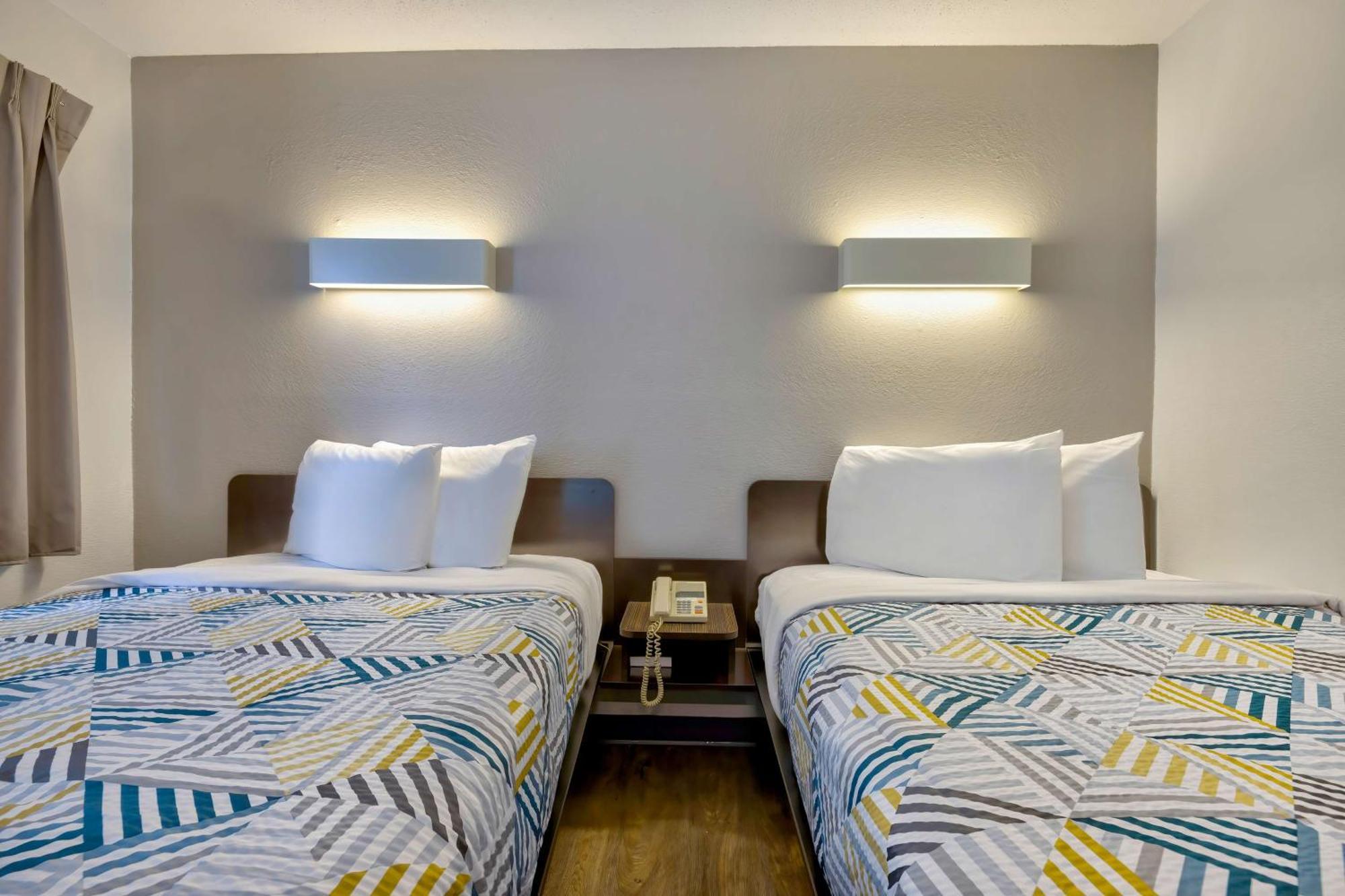Hotel 6-oshkosh, Wi 2*