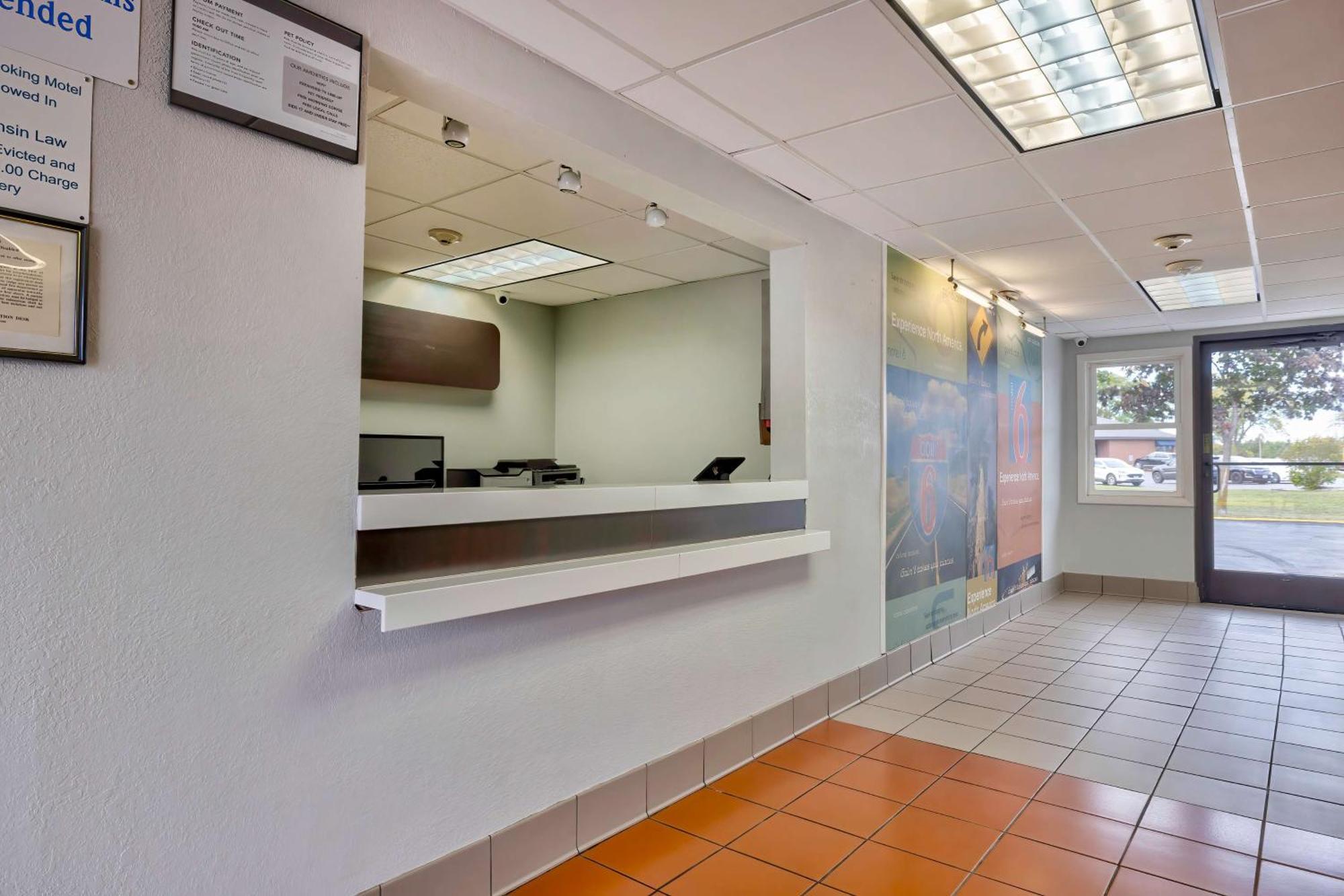 6-oshkosh, Wi Hotel 2*