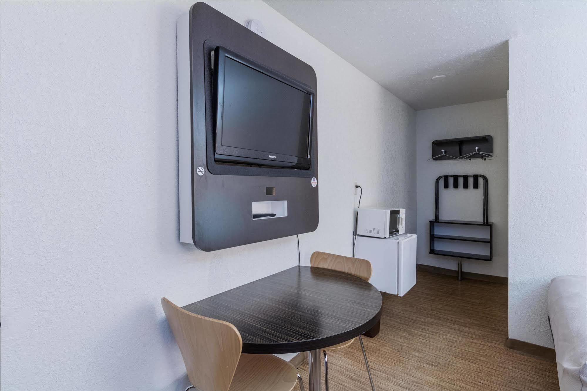 Hotel 6-oshkosh, Wi 2*