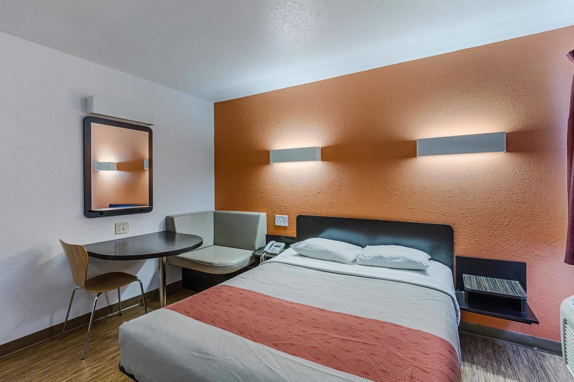 6-oshkosh, Wi Hotel 3*