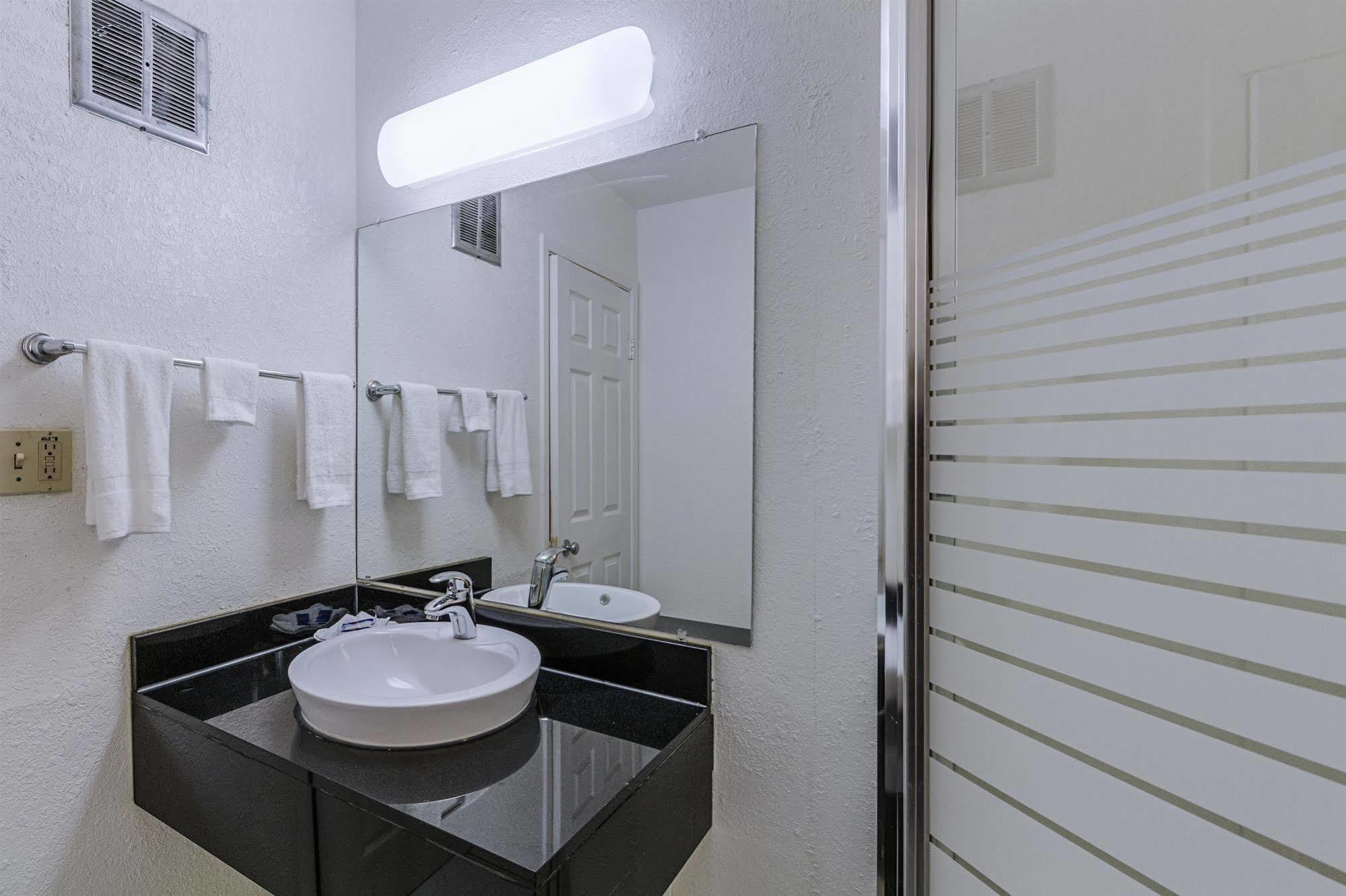 6-oshkosh, Wi Hotel