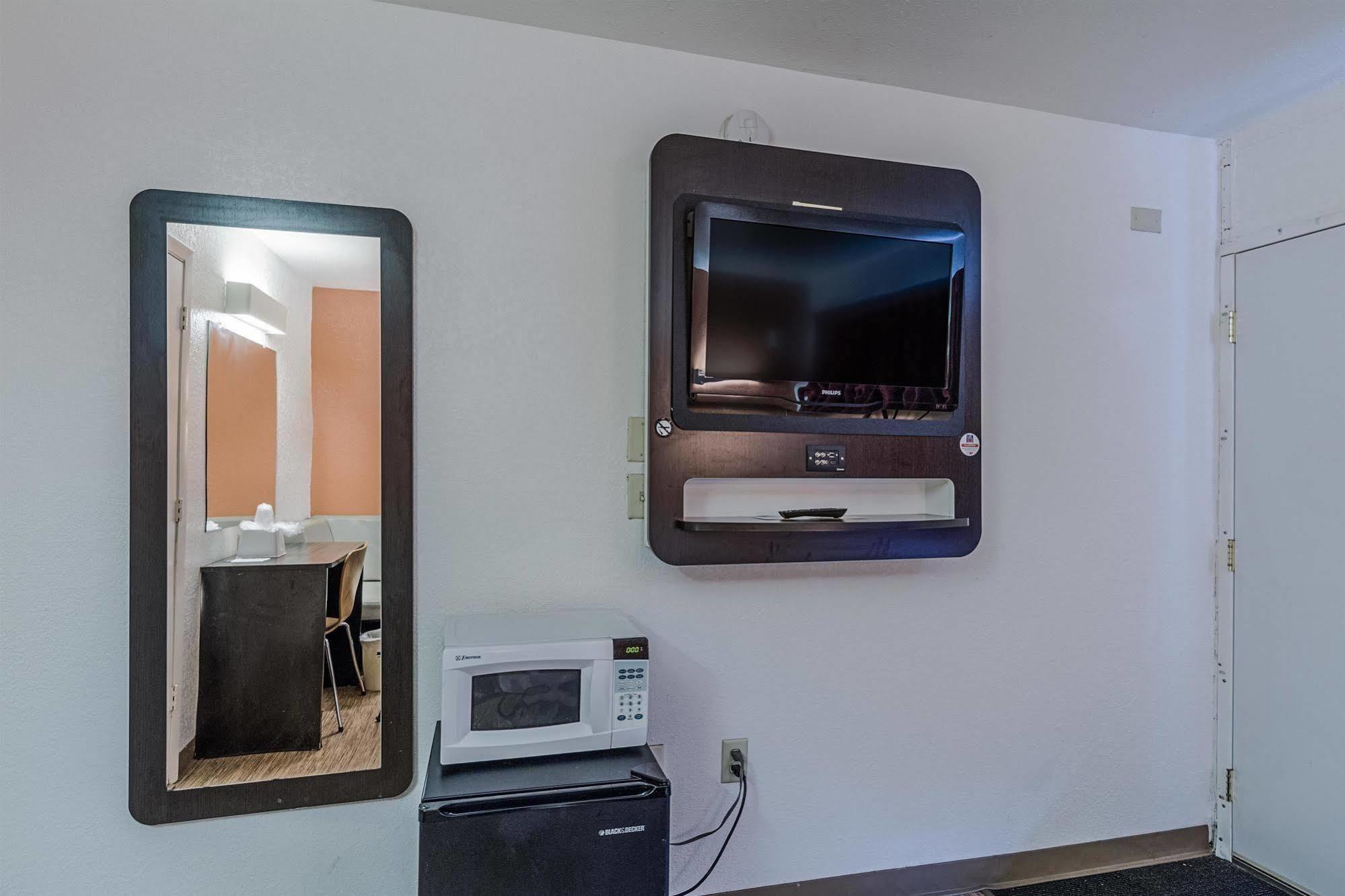 Hotel 6-oshkosh, Wi 3*