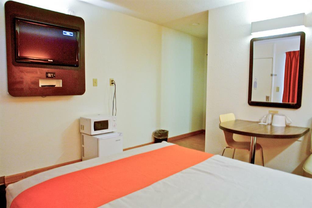 6-oshkosh, Wi Hotel